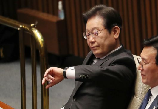 이재명 더불어민주당 대표가 지난 4일 오후 서울 여의도 국회에서 열린 제424회국회(임시회) 제1차 본회의에서 시간을 확인하고 있다./남강호 기자