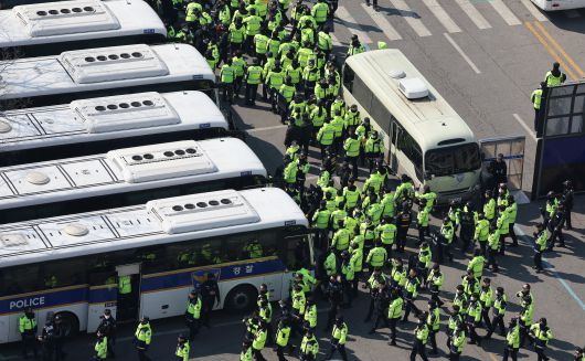 지난달 19일 서울경찰청 기동본부에서 기동대 직원들이 탄핵 선고 대비 합동훈련을 마친 뒤 이동하고 있다. /뉴스1