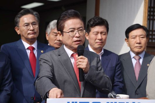 이철우 경북도지사가 9일 구미 박정희 전 대통령 생가에서 대선 출마 기자회견을 하고 있다. /연합뉴스