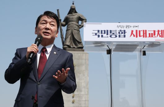이순신 장군 동상 앞에서 대선 출마 선언 - 안철수 국민의힘 의원은 8일 서울 광화문광장 이순신 장군 동상 앞에서 대선 출마를 선언하는 기자회견을 했다. /남강호 기자