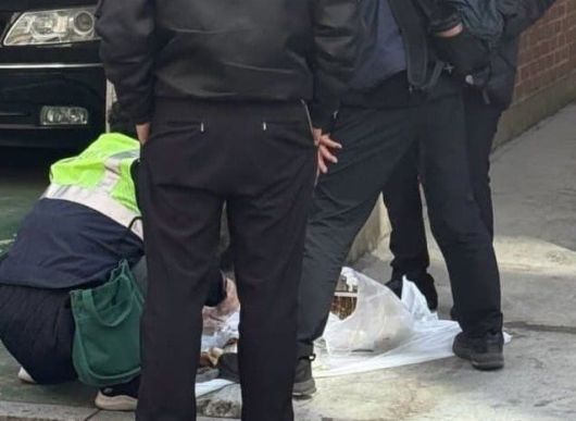 종량제 봉투를 열어보는 단속원들./스레드