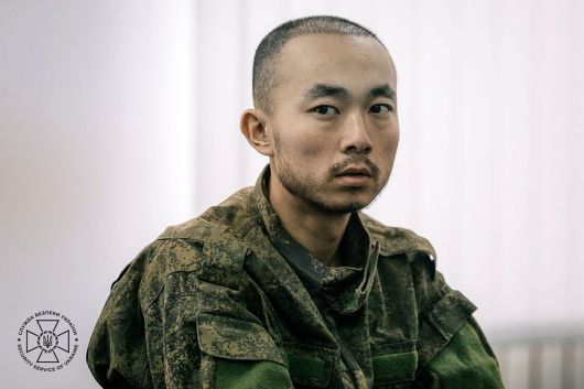 우크라이나 측이 러시아군과 함께 싸우다 포로로 붙잡았다고 밝힌 중국 국적자 2명 중 한 명이 키이우에서 심문을 받고 있는 모습. /EPA 연합뉴스