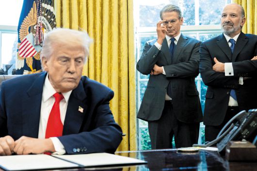 도널드 트럼프 대통령이 백악관 집무실에서 행정명령에 서명한 후 스콧 베선트 미국 재무장관과 하워드 러트닉(오른쪽) 상무부 장관을 보고 있다./AFP 연합뉴스