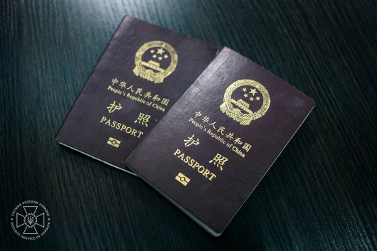 우크라이나 측이 생포한 중국인들의 여권이라며 관련 사진을 공개했다. /EPA 연합뉴스