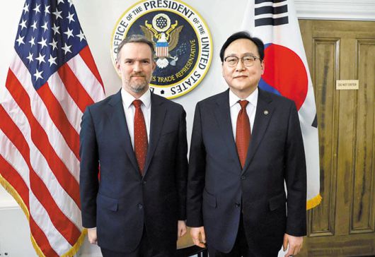 정인교 산업부 통상교섭본부장(오른쪽)과 제이미슨 그리어 무역대표부(USTR) 대표가 8일 워싱턴 DC에서 만나 기념 촬영을 하고 있다. /산업통상자원부