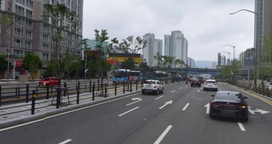 부산시가 오는 9월까지 소정원을 만들 계획인 가야대로 BRT 동의대역 정류장 전경./부산시