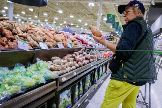 9일(현지 시각) 미국 플로리다주 마이애미에 있는 한 슈퍼마켓에서 한 고객이 식료품을 고르고 있다. 트럼프 대통령의 상호관세 부과로 미국 소비자들이 일부 품목에 대한 사재기가 일어나고 있다./EPA 연합뉴스