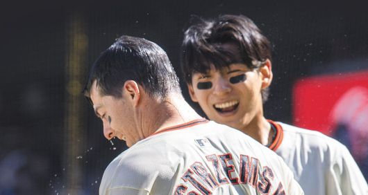 샌프란시스코 자이언츠 이정후(오른쪽)가 10일 신시내티 레즈와 홈 경기에서 10회말 끝내기 홈런을 친 동료 마이크 여스트렘스키를 축하하고 있다. /AP 연합뉴스