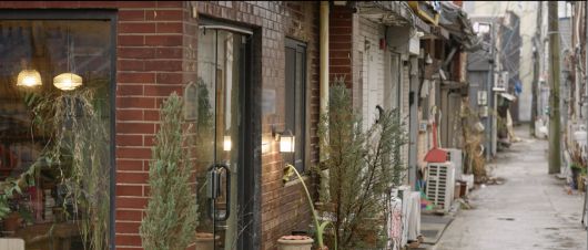 이재명 전 민주당 대표가 지난 10일 공개한 '대선 출마 선언 영상'의 한 장면. 11분 37초 분량의 영상 초반부에, 이 전 대표가 인터뷰 영상을 촬영한 장소의 외부 모습이 잠시 등장한다./이재명 전 대표 출마 선언 영상 캡처