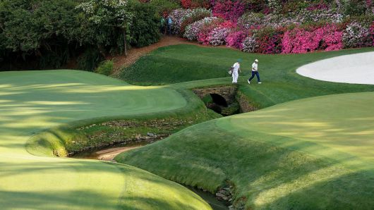 오거스타 내셔널 골프클럽의 13번 홀 그린 앞을 흐르는 래의 개울. /마스터스