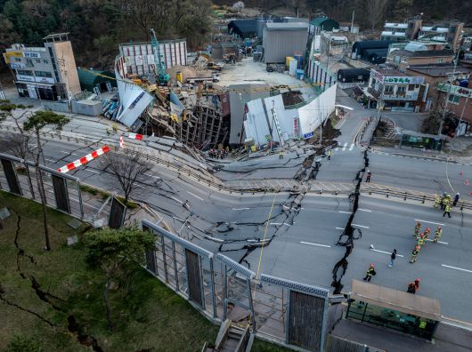 11일 오후 3시 13분쯤 경기 광명시 일직동의 지하철 신안산선 지하 공사 현장이 무너지면서 왕복 6차선 도로 한가운데 땅이 폭삭 꺼진 모습. 주변 도로도 붕괴 여파로 쩍쩍 갈라져 있다./박성원 기자