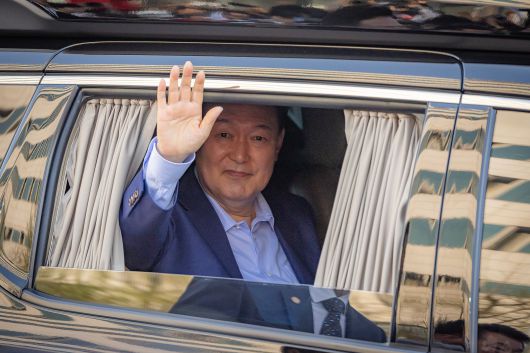 윤석열 전 대통령이 11일 오후 서울 한남동 관저를 나가면서 지지자들을 향해 손을 흔들고 있다. /김지호 기자