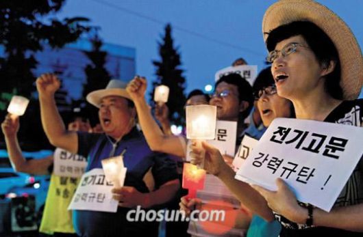 2012년 7월 27일 서울의 주한 중국대사관 앞에서 탈북난민구출네트워크 등 대북 인권단체 회원들이 중국의 북한 인권운동가 김영환씨 전기 고문에 항의하고 있다./김지호 기자