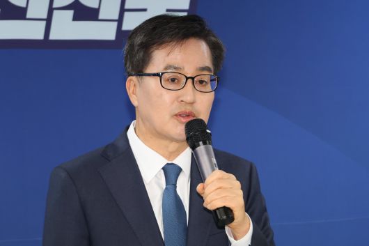 더불어민주당 대선주자인 김동연 경기도지사가 13일 서울 여의도에 개소한 선거캠프에서 열린 '오픈하우스' 행사에서 미국 방문에서 얻은 '관세외교' 성과와 선거운동 전략 등에 대해 발언하고 있다./연합뉴스