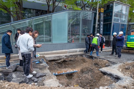 지난 13일 오후 서울 마포구 애오개역 2번 출구 앞 도로에서 땅 꺼짐(싱크홀) 현상이 발생해 관계자들이 현장 접근을 차단하고 있다. /장련성 기자