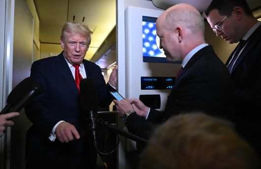 도널드 트럼프 미국 대통령이 13일 전용기 안에서 기자들과 만나 대화를 하고 있다. /AFP 연합뉴스