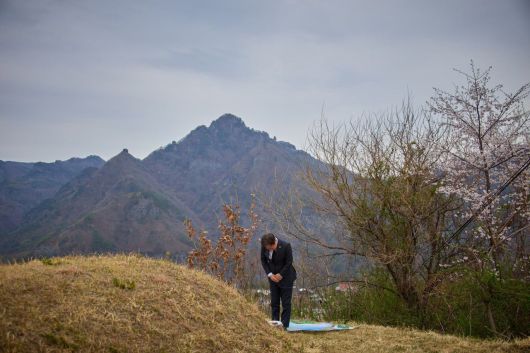 더불어민주당 이재명 전 대표가 지난 12일 경북 봉화의 부모 선영을 찾아 참배하고 있다./이재명 전 대표 캠프 제공