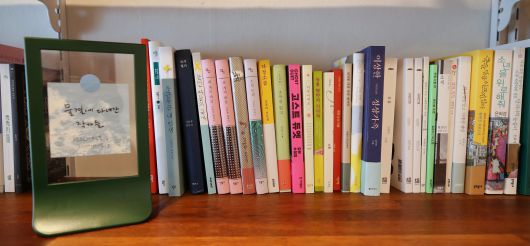 책방 '물결서사'에 다녀간 작가들의 친필 사인본을 판매하고 있다. /김영근 기자