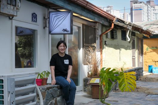 임 시인은 자신을 “로컬 크리에이터”라고 칭했다. 사인회·북토크 등 행사 홍보에 열을 올린다. “인스타그램 ‘릴스’ 영상 엄청 찍어서 ‘여기 가면 홍보 잘해준다’는 생각이 들게끔 합니다.” 지방의 작은 서점을 유명 문인들이 연이어 찾는 이유가 있다. /김영근 기자