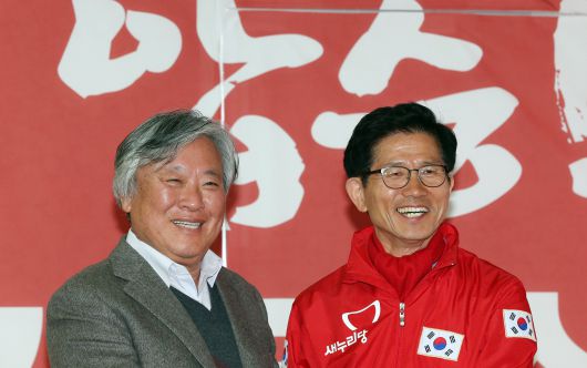 소설가 이문열(왼쪽) 씨가  2016년 4월  대구에서 출마한 새누리당 김문수 후보(대구 수성갑) 선거 사무소에서 김후보 지지 선언 후 함께 기념촬영을 하고 있다. /연합뉴스