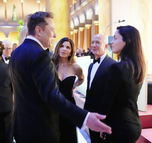 일론 머스크와 그의 파트너 시본 질리스(오른쪽)가 제프 베이조스 및 그의 약혼녀 로렌 산체스와 1월19일 트럼프 대통령 취임식 전날 만찬에서 만나 얘기를 나누고 있다./AP 연합뉴스