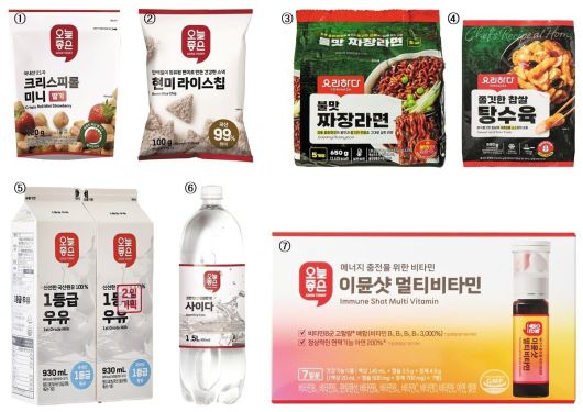 롯데마트 PB ‘오늘좋은’ ①크리스피롤 미니 딸기 ②현미 라이스칩. 롯데마트 PB ‘요리하다’ ③불맛 짜장라면과 ④쫄깃한 찹쌀 탕수육. 롯데마트 PB ‘오늘좋은’ ⑤1등급 우유 기획과 ⑥사이다 ⑦이뮨샷 멀티비타민.
