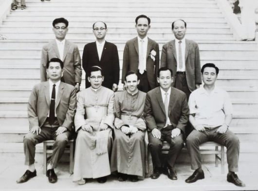 1969년 7월 25일 주교가 된 것을 기념해 김수환 추기경(앞줄 왼쪽 두 번째) 과 기념 촬영을 한 두봉 주교(앞줄 왼쪽 세 번째). /연합뉴스