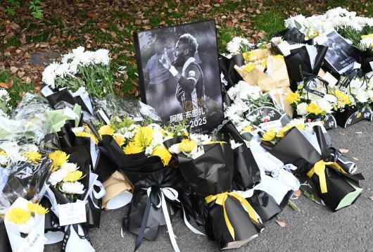 팬들이 부펜자의 임시 추모 장소에 꽃을 놓아둔 모습. /AFP 연합뉴스