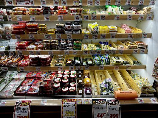 일본 마트의 쓰케모노 코너. 왼쪽 절반을 김치가 차지하고 있다. /에노모토 야스타카 제공