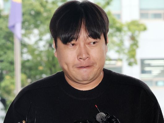 개그맨 이진호씨가 작년 10월 22일 서울 강남경찰서에 피의자 신분으로 출석하던 모습. /뉴스1