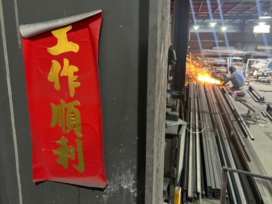 16일 중국 광둥성의 한 욕실용품 공장 내부에 '작업이 순조롭길'이라고 적힌 붉은 종이가 붙어 있다./이벌찬 특파원