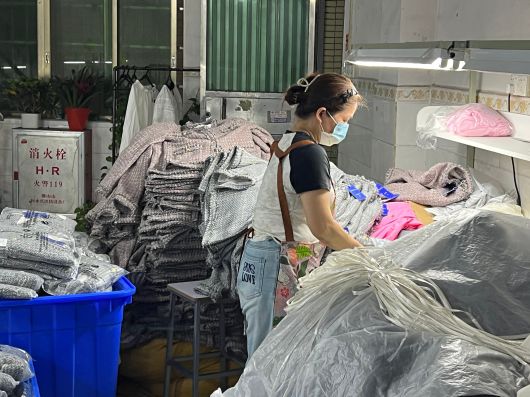 16일 저녁 광저우 '쉬인빌리지'의 한 의류 공장에서 노동자들이 '야간 근무'에 돌입했다. 미중 관세 전쟁 여파로 쉬인빌리지가 직격탄을 입은 가운데 막바지 '물량 밀어내기' 작업이 한창이다. /이벌찬 특파원