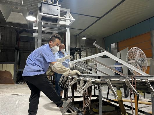 16일 중국 광둥성의 한 제조업체에서 노동자들이 작업하고 있다. 이 공장은 매출의 15%가 미국 수출에서 나온다./이벌찬 특파원