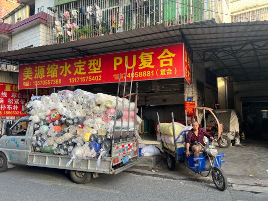 16일 저녁 광저우 '쉬인빌리지'의 의류 공장 앞에는 원자재를 싣고 들어오는 트럭이 줄을 섰다. 쉬인빌리지는 이달 말까지 '물량 밀어내기' 작업으로 분주할 전망이다. 도널드 트럼프 미국 대통령이 중국산 수입품에 대해 800달러(약 120만원) 미만 관세를 제외해주는 ‘소액 면세 기준’을 폐지하면서 다음달 2일부터 수출 부담이 커지기 때문이다./이벌찬 특파원