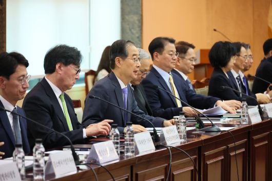 한덕수 대통령 권한대행 국무총리가 17일 오후 서울 종로구 정부서울청사에서 열린 제6차 2025년 아시아태평양경제협력체(APEC) 정상회의 준비위원회에 참석해 모두발언을 하고 있다. /뉴스1