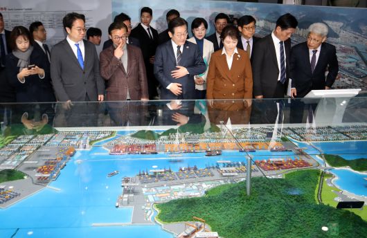 이재명 더불어민주당 대표가 지난 3월 부산 강서구 부산항만공사 신항지사를 방문해 부산항홍보관을 둘러보고 있다. /뉴스1