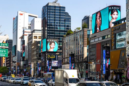 디지털 옥외광고가 즐비한 강남역 인근 강남대로. /이신영 영상미디어 기자