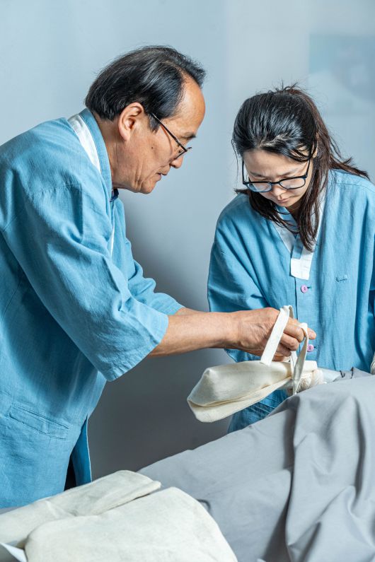 '대통령 염장이'라 불리는 유재철 대장원 대표에게 염습 하는 법을 배웠다. 그는 "수의를 입힐 때 매듭이 풀리지 않도록 지어서는 안 된다"고 했다. /임화승 영상미디어 기자