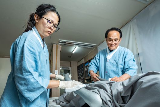 염습 과정에서 몸을 닦을 땐 몸이 유족에게 보이지 않도록 천으로 가리고 진행하는 것이 원칙. /임화승 영상미디어 기자