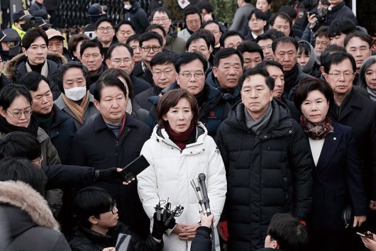 지난 1월 6일 탄핵으로 직무 정지된 윤석열 대통령이 공수처의 체포 영장 집행을 거부하는 가운데, 용산 대통령 관저 앞에 국민의힘 의원 등 관계자들이 집결한 모습. /뉴시스
