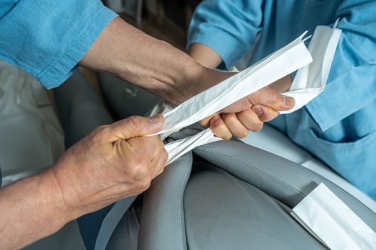 고인의 몸을 묶어 고정하는 수시 작업에서 매듭은 한 번에 당겨 풀 수 있도록 묶어야 한다. /임화승 영상미디어 기자