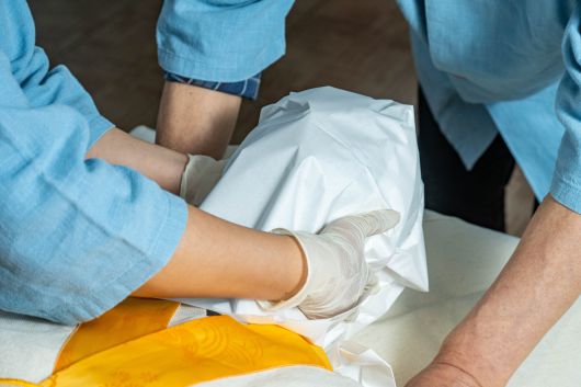 유족과의 마지막 인사를 한 뒤 안면포와 수의용 모자를 씌운다. /임화승 영상미디어 기자