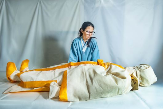 조유미 기자가 수의를 입힌 마네킹을 바라보고 있다. 유재철 대표는 장례 절차를 배우고 싶어하는 이들을 위해 작년 봄부터 매월 셋째주 토요일 오후 2~5시에 무료로 강의를 하고 있다. 그는 “인생에서 가장 힘들었던 순간 친구가 무료로 알려준 장례 일 덕에 지금의 내가 있다고 생각한다”고 했다. /임화승 영상미디어 기자