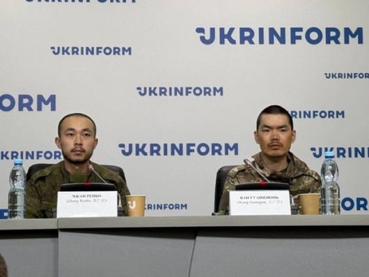 최근 우크라이나 동부 도네츠크에서 러시아군 소속으로 전투를 벌이다 우크라이나 군에 생포된 중국인 장런보(왼쪽)와 왕광쥔(오른쪽)이 14일 키이우에서 우크라이나 보안국(SBU)이 주최한 기자회견에서 외신 기자들의 질문에 답하고 있다. /우크린포름·키이우 포스트 제공