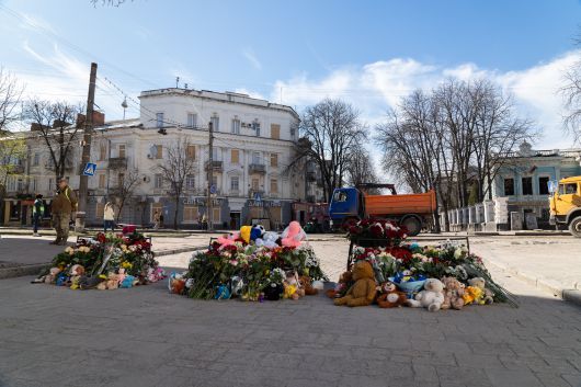 지난 13일 러시아군의 미사일 공격으로 35명이 사망하고 120명이 부상한 수미시 도심 광장에 희생자들을 추모하는 꽃과 장난감들이 쌓여 있다. /안나 치히마
