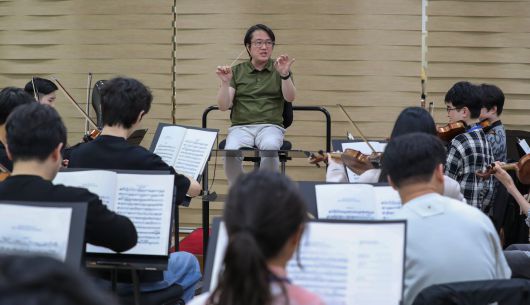 지난 16일 오후 경기 수원시 경기아트센터에서 리베라 오케스트라를 이끌고 있는 박성호 지휘자가 단원들과 호흡을 맞추고 있다. /박성원 기자