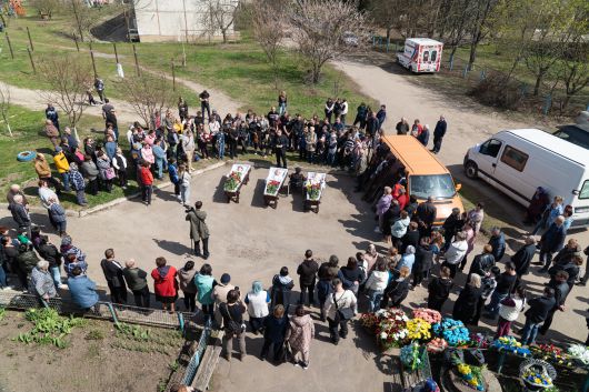 러시아군의 13일 수미시 공격으로 숨진 마르티넨코 가족 3명의 장례식 모습. 마을 주민들과 가족의 친구들이 모여 이들을 추모하고 있다. /안나 치히마