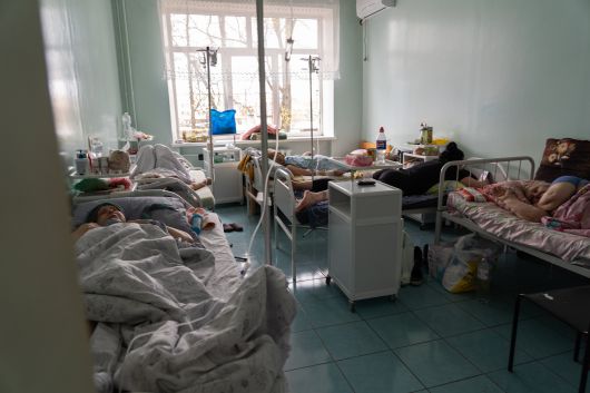 지난 13일 러시아의 미사일 공격으로 부상당한 수미시 주민들이 지역 병원에 입원해 치료 받고 있다. /안나 치히마