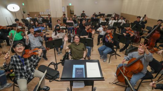 지난 16일 경기 리베라 오케스트라 단원들이 밝은 미소를 짓고 있다. 해맑았던 이들의 표정은 악기를 잡는 순간 진지한 표정으로 돌변한다. /박성원 기자