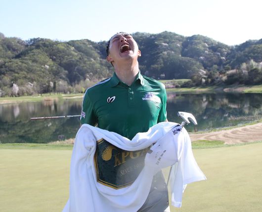 김백준이 20일 강원 춘천 라비에벨 골프앤리조트에서 KPGA 투어 DB손해보험 프로미 오픈 우승을 차지한 뒤 환호하고 있다./KPGA